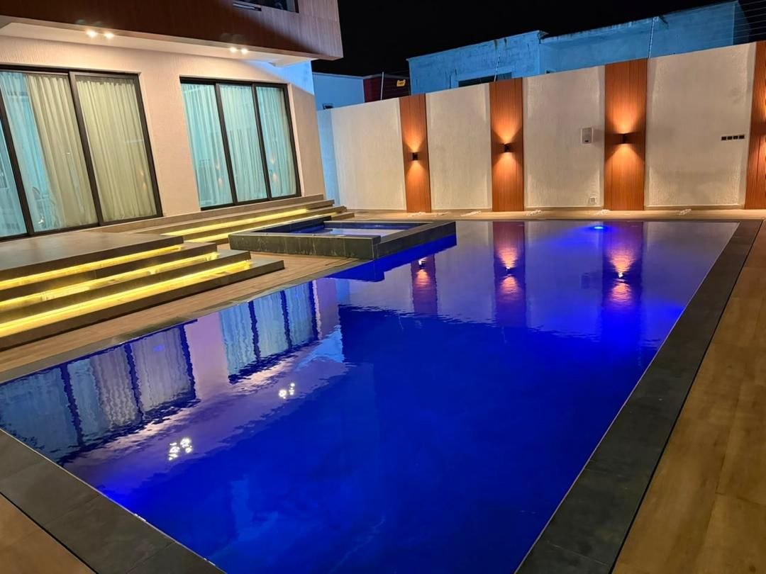 Piscine de villa éclairée